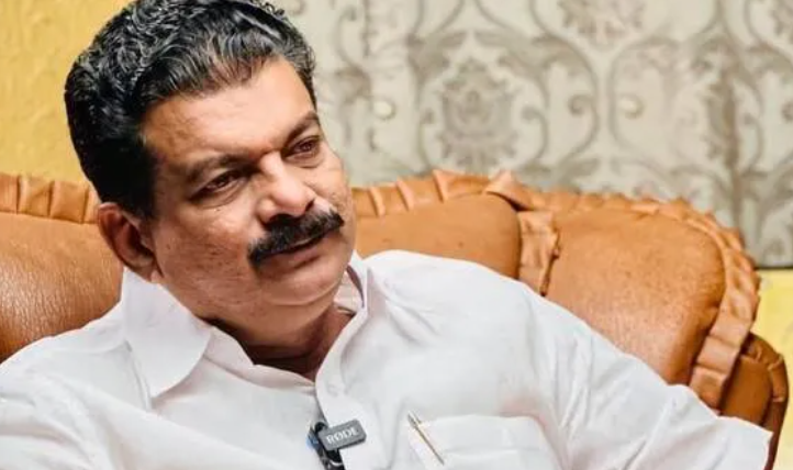 നവകേരളം ; മന്ത്രി റിയാസ് കരാറുകാരില്‍ നിന്ന് പണപ്പിരിവ് നടത്തിയെന്ന് പി വി അന്‍വര്‍