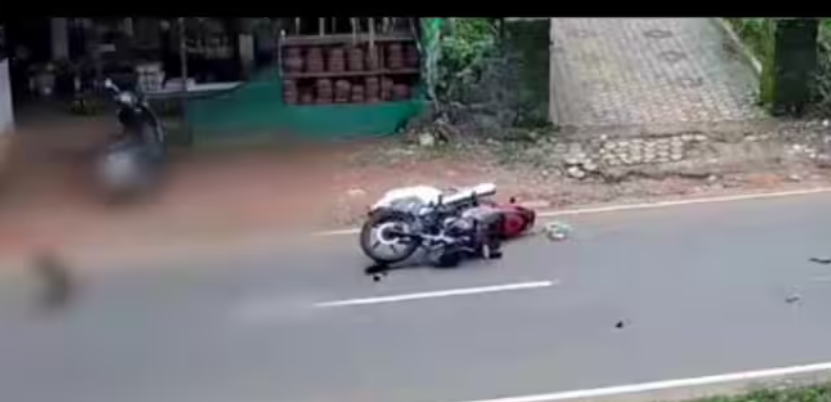 നായയെ തട്ടി ബൈക്ക് മറിഞ്ഞ് യുവാവിന് ഗുരുതര പരിക്ക്