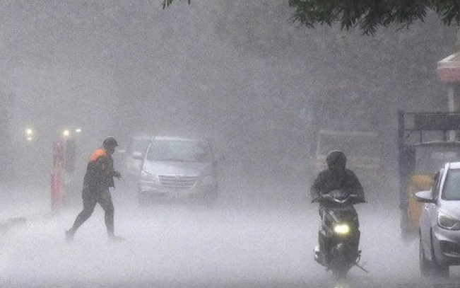 സംസ്ഥാനത്ത് ഇ​ന്നും ഒ​റ്റ​പ്പെ​ട്ട ശ​ക്ത​മാ​യ മ​ഴ​യ്ക്ക് സാ​ധ്യ​ത