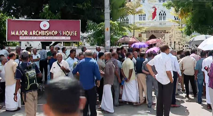 എറണാകുളം – അങ്കമാലി അതിരൂപത കുര്‍ബാന തര്‍ക്കം ; ബിഷപ്പ് ഹൗസിന് മുന്നില്‍ വലിയ പ്രതിഷേധം