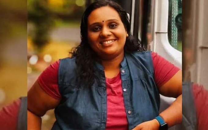 കാര്‍ നിയന്ത്രണംവിട്ട് പാറയിലിടിച്ചു ; യുവതിക്ക് ദാരുണാന്ത്യം