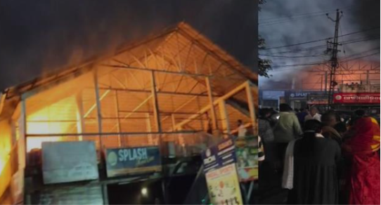 മു​ണ്ട​ക്ക​യ​ത്ത് ഷോ​പ്പിം​ഗ് കോം​പ്ല​ക്സി​ന് തീ​പി​ടി​ച്ചു