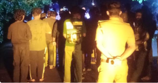 മ​ല​വെ​ള്ള​പ്പാ​ച്ചി​ൽ കു​ടു​ങ്ങി​ക്കി​ട​ന്ന പ​ത്തു​പേ​രെ ര​ക്ഷ​പ്പെ​ടു​ത്തി