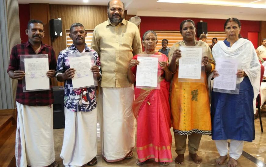 സ്വന്തം ഭൂമിയെന്ന സ്വപ്നം യാഥാർത്ഥ്യമായ സന്തോഷത്തിൽ മുപ്പത്തടം ഹരിജൻ കോളനിയിലെ അഞ്ചു കുടുംബങ്ങൾ