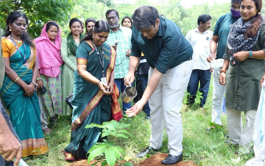 ജൈവവൈവിധ്യ സംരക്ഷണത്തിന് പുതിയ മരങ്ങൾ നടുന്നതിനൊപ്പം നിലവിലുള്ള മരങ്ങൾ സംരക്ഷിക്കുന്നതിനും പൊതുസമൂഹം തയ്യാറാകണമെന്ന് ജില്ലാ കളക്ടർ എൻ.എസ്.കെ.ഉമേഷ് പറഞ്ഞു
