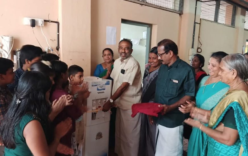 പള്ളം ബ്ലോക്കിലെ സ്‌കൂളുകളിൽ ജി-ബിന്നും വാട്ടർ പ്യൂരിഫയറും വിതരണം ചെയ്തു