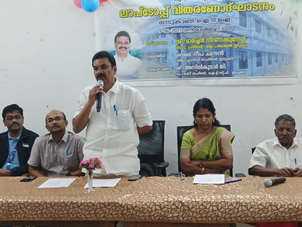 ലാപ്‌ടോപ്പുകള്‍ വിതരണം ചെയ്തു