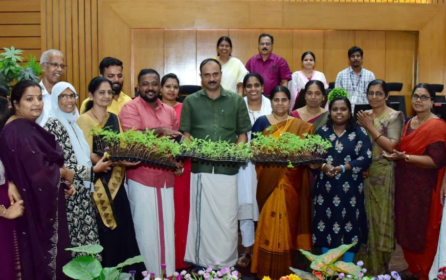 ഓണത്തിന് ഒരു കൊട്ട പൂവ്; തൈകള്‍ വിതരണം ചെയ്തു