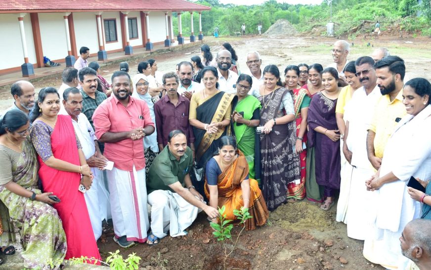 ഒരു തൈ നടാം, ഓര്‍മ്മയുടെ ഒരു തണല്‍ നടാം; ഓര്‍മ്മമരം നട്ട് കണ്ണൂർ ജില്ലാ പഞ്ചായത്ത് അംഗങ്ങള്‍