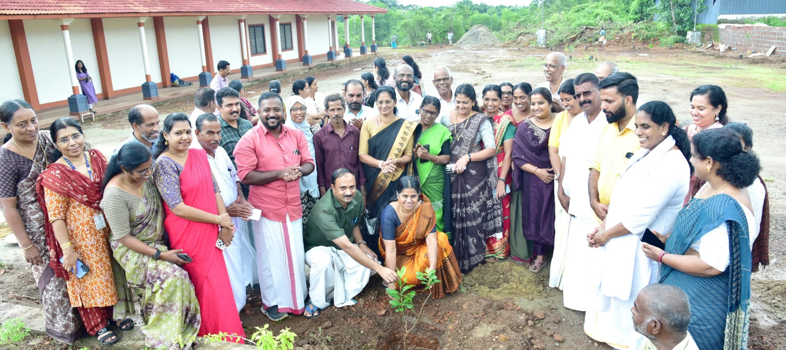 ഒരു തൈ നടാം, ഓര്‍മ്മയുടെ ഒരു തണല്‍ നടാം; ഓര്‍മ്മമരം നട്ട് കണ്ണൂർ ജില്ലാ പഞ്ചായത്ത് അംഗങ്ങള്‍