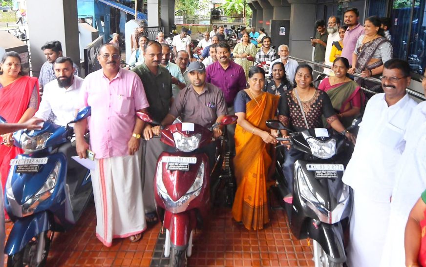 ഭിന്നശേഷിക്കാര്‍ക്ക് സൈഡ് വീല്‍ ഘടിപ്പിച്ച സ്‌കൂട്ടറുകള്‍ വിതരണം ചെയ്തു