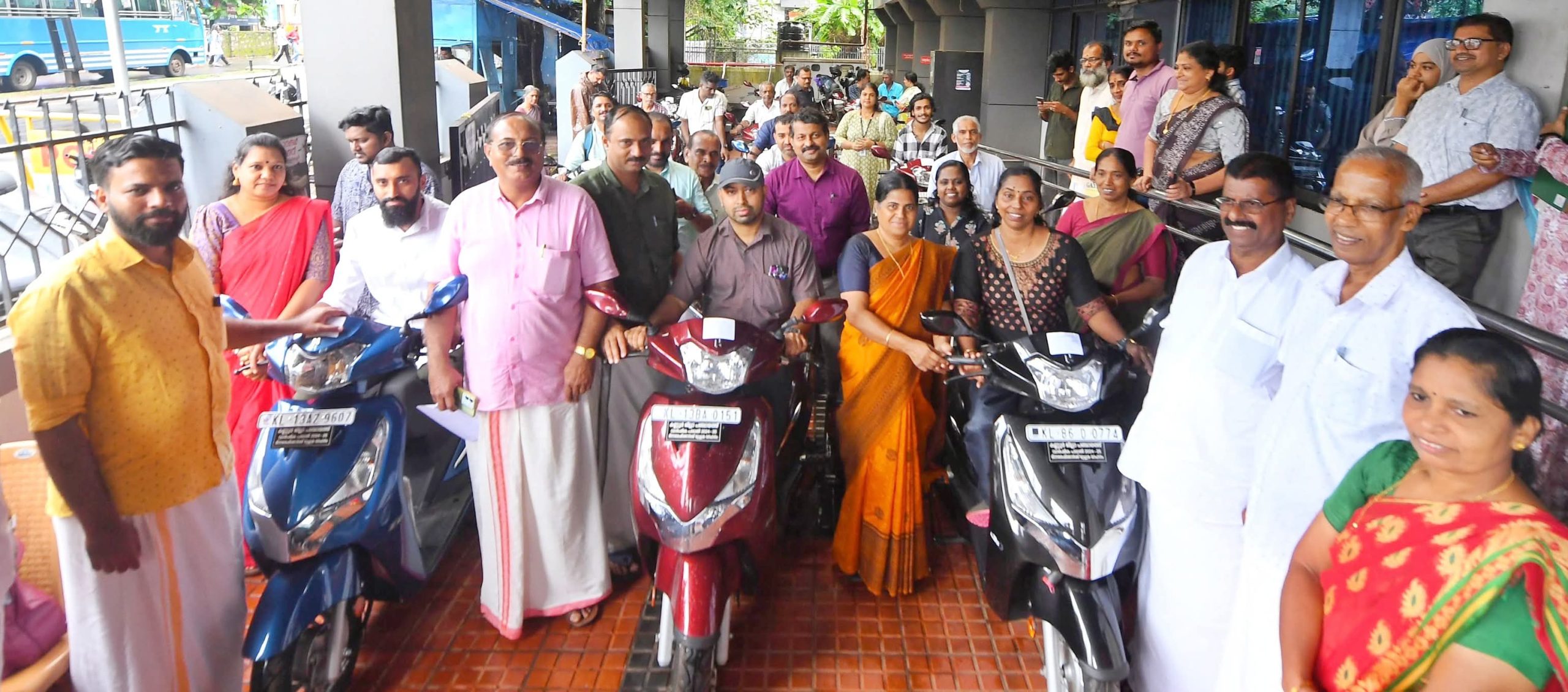 ഭിന്നശേഷിക്കാര്‍ക്ക് സൈഡ് വീല്‍ ഘടിപ്പിച്ച സ്‌കൂട്ടറുകള്‍ വിതരണം ചെയ്തു