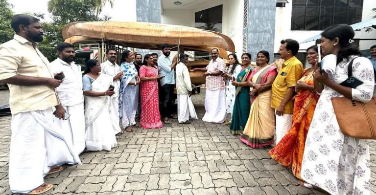 മത്സ്യതൊഴിലാളികൾക്ക് വഞ്ചിയും വലയും വിതരണം ചെയ്തു