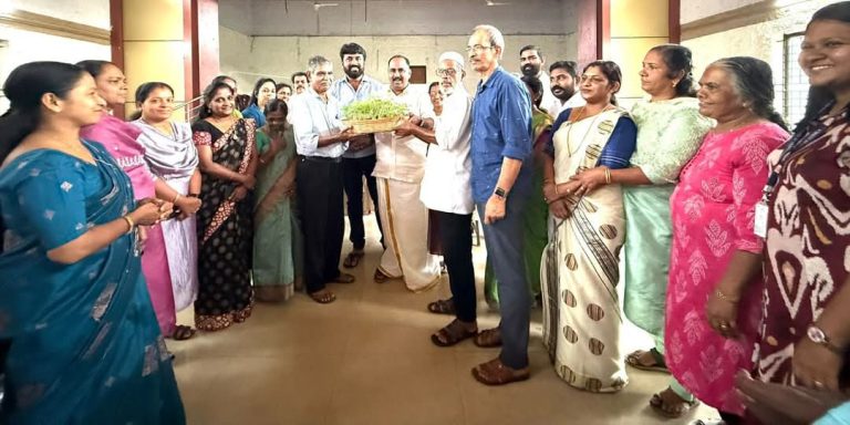 ഓണത്തിന് പൂക്കളമൊരുക്കാനായി ചെണ്ടുമല്ലി തൈകൾ വിതരണം ചെയ്ത് മരട് നഗരസഭ