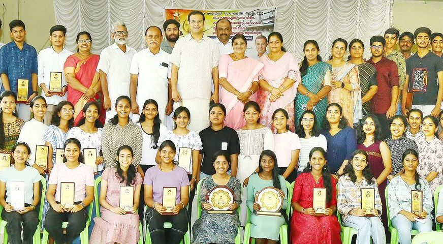മഞ്ഞപ്രയിൽ വിദ്യാർത്ഥികളെ അനുമോദിച്ചു