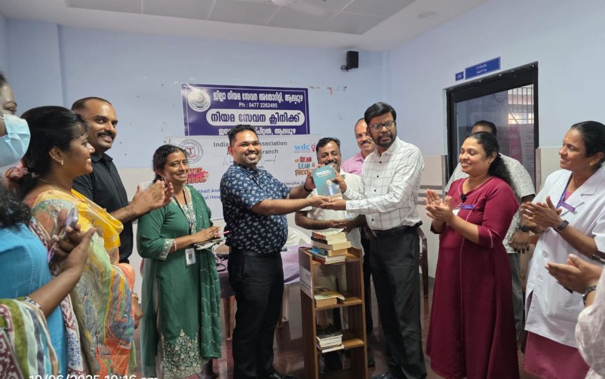 വായനദിനത്തിൽ ജനറൽ ആശുപത്രിയിലേക്ക് പുസ്തകങ്ങളും ബുക്ക് ഷെൽഫും നൽകി