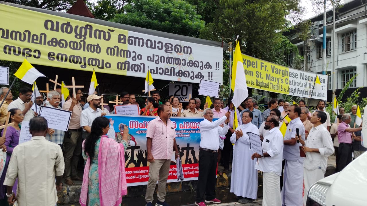 വൺ ചർച്ച് വൺ കുർബാന മൂവ്മെൻറ് മൗണ്ട് സെൻറ് തോമസിലേക്ക് സഹന സമര പദയാത്ര നടത്തി