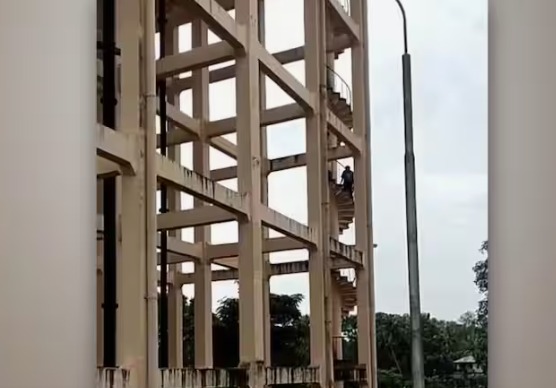 ആലപ്പുഴയിൽ വാട്ടർ ടാങ്കിലിറങ്ങി യുവാക്കളുടെ നീരാട്ട്