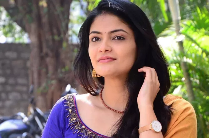 പബ് ജീവനക്കാരെ അപമാനിച്ചു, അസഭ്യം പറഞ്ഞു; തെലുങ്ക് നടിക്കെതിരെ കേസ് എടുത്ത് പൊലീസ്