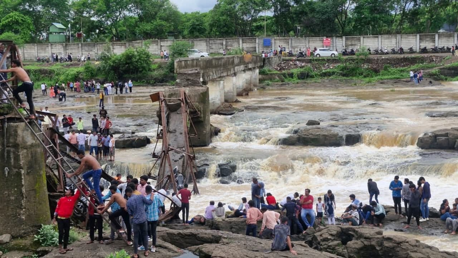 പുനെയിൽ വിനോദ സഞ്ചാര കേന്ദ്രത്തിൽ പാലം തകർന്നു വീണ് 6 മരണം