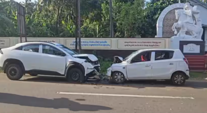 നിയന്ത്രണം വിട്ട കാർ എതിർദിശയിൽ വന്ന കാറിലേക്ക് ഇടിച്ചുകയറി