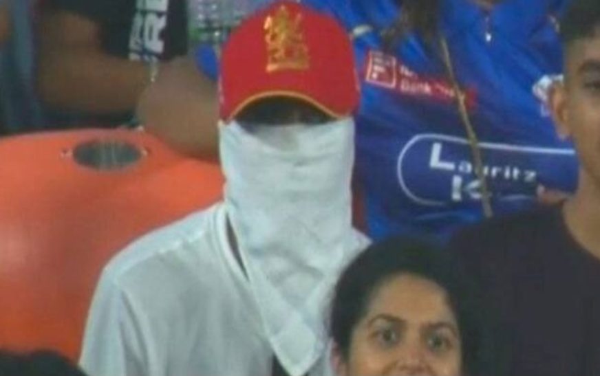 പഞ്ചാബ്-മുംബൈ മത്സരത്തിനിടെ മുഖം മറച്ച് ആർസിബി തൊപ്പി ധരിച്ച ഒരാൾ