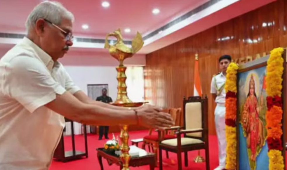 ഭാരതാംബ വിവാദത്തിൽ നിന്നും പിടിവിടാതെ രാജ്ഭവൻ; ചിത്രങ്ങൾ പുറത്തുവിട്ടു