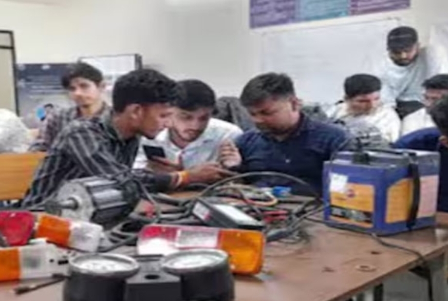 പഠിച്ചിറങ്ങിയ ഉടനെ ജോലി നേടാം; നിരവധി തൊഴിൽ സാധ്യതകൾ