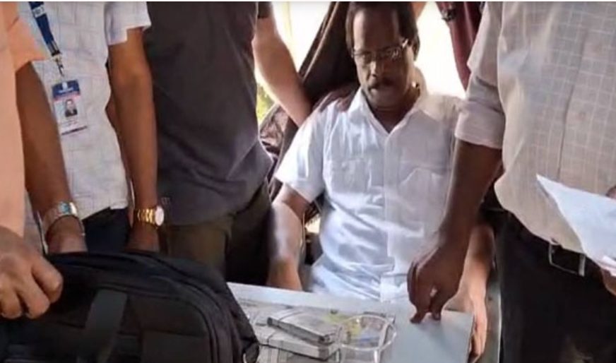 സ്വകാര്യ സ്‌കൂളിലെ അധ്യാപകരില്‍ നിന്നും കൈക്കൂലി; വിരമിച്ച അധ്യാപകനെ വിജിലന്‍സ് പിടികൂടി