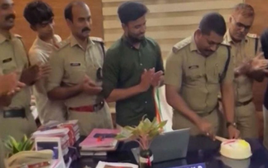 യൂത്ത് കോൺ​ഗ്രസുകാരുമൊത്ത് പൊലീസ് സ്റ്റേഷനുള്ളിൽ പിറന്നാൾ ആഘോഷം; സിഐക്കുണ്ടായത് ജാ​ഗ്രതക്കുറവ്; കടുത്ത നടപടികളുണ്ടാകില്ല