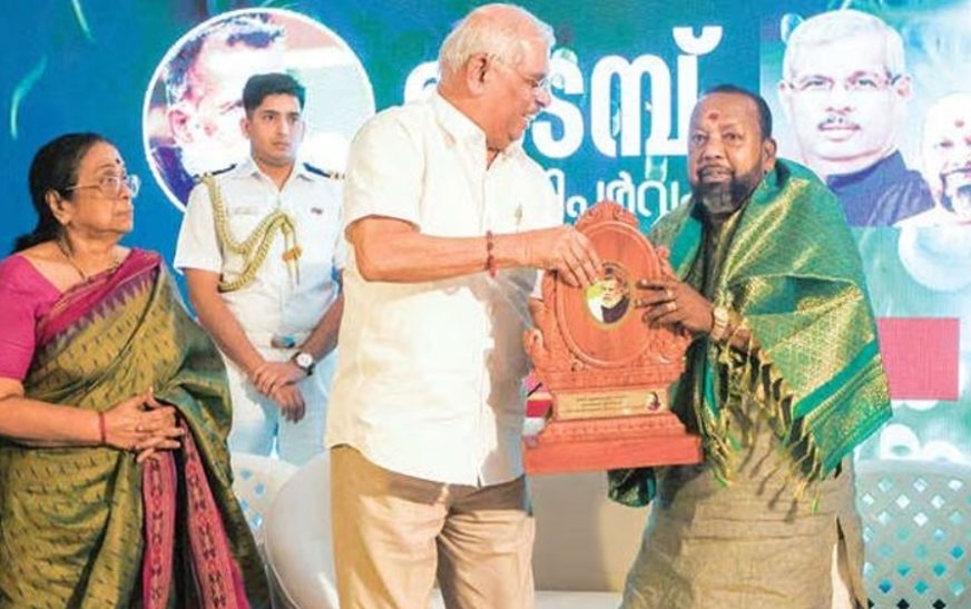 കേരളത്തിൽ നൂറുശതമാനം സാക്ഷരതയുണ്ടെങ്കിലും വിദ്യാഭ്യാസമില്ലെന്ന് ​ഗവർണർ