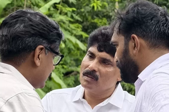 അച്ഛന്റെ വഴിയിലൂടെ മകനും, നിലമ്പൂരിൽ എത്തിയ ചാണ്ടി ഉമ്മനെ പ്രശംസിച്ച് ടി സിദ്ധിഖ്
