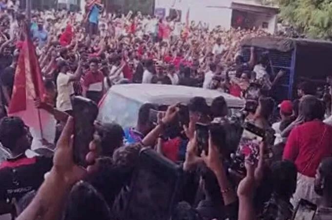 ആർസിബി വിജയാഘോഷത്തിനിടെ തിക്കിലും തിരക്കിലും പെട്ട് 11 പേർ മരിച്ചു