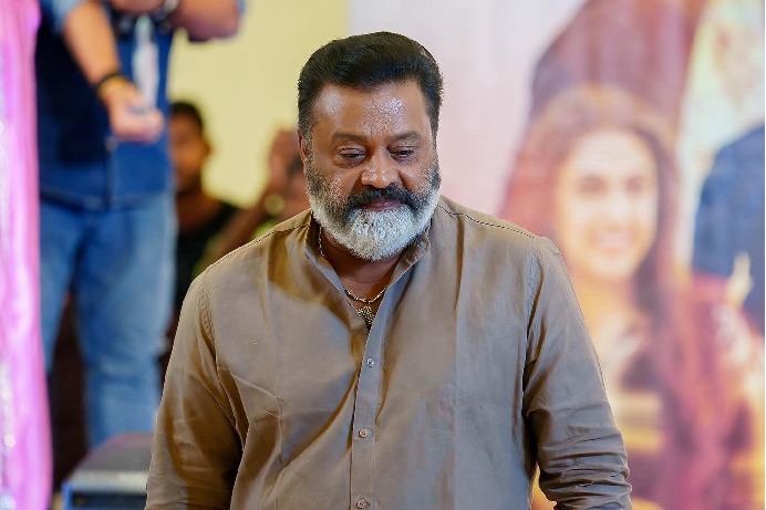 ” ഭാരതാംബ വിഷയത്തിന് വർഗീയ സ്വഭാവം നൽകാൻ ഇടത് സർക്കാർ ശ്രമിച്ചോട്ടെ,എല്ലാം ജനങ്ങൾക്കറിയാം” ;വിവാദത്തിൽ പ്രതികരിച്ച്  സുരേഷ് ഗോപി