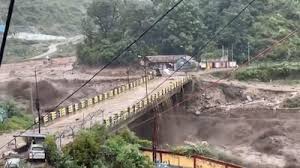 മേഘവിസ്‌ഫോടനത്തിന് പിന്നാലെ മിന്നൽ പ്രളയം..ഹിമാചൽ പ്രദേശിൽ മരണസംഖ്യ മൂന്നായി
