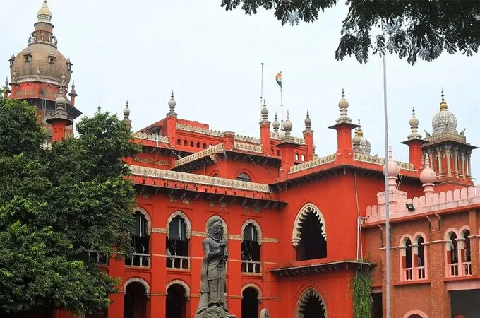 ‘ ഭാര്യയ്ക്ക് പാസ്‌പോര്‍ട്ടിന് ഭര്‍ത്താവിന്റെ ഒപ്പ് വേണമെന്നത് ഞെട്ടിക്കുന്നു’; മദ്രാസ് ഹൈക്കോടതി