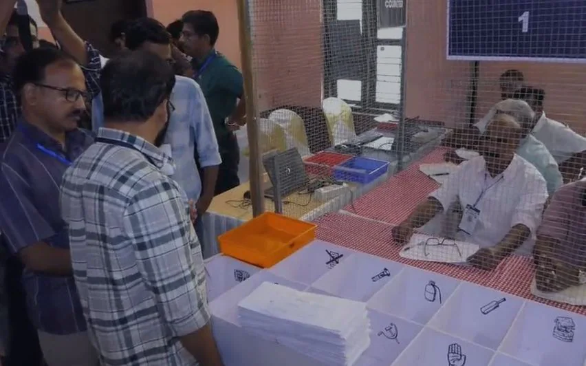 നിലമ്പൂരിൽ വോട്ടെണ്ണൽ തുടങ്ങി; മുന്നിൽ ഷൗക്കത്ത്