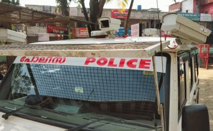 നിലമ്പൂരില്‍ ഷാഫി പറമ്പിലും രാഹുല്‍ മാങ്കൂട്ടത്തിലും സഞ്ചരിച്ച വാഹനത്തില്‍ പൊലീസ് പരിശോധന