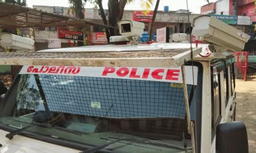 നിലമ്പൂരില്‍ ഷാഫി പറമ്പിലും രാഹുല്‍ മാങ്കൂട്ടത്തിലും സഞ്ചരിച്ച വാഹനത്തില്‍ പൊലീസ് പരിശോധന