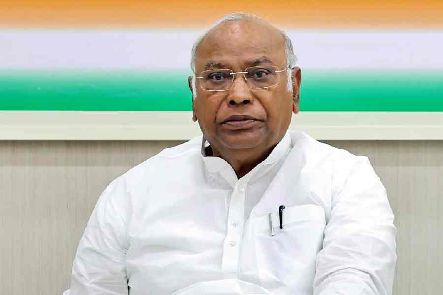 ഓപ്പറേഷൻ സിന്ദൂറിലെ അവ്യക്തത നീക്കിയേ മതിയാവൂ: മല്ലികാര്‍ജുന്‍ ഖര്‍ഗെ