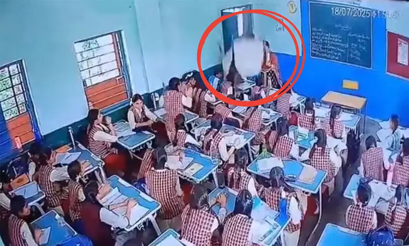 ക്ലാസ്റൂമിന്റെ സീലിങ് തകർന്ന് വീണു.. വിദ്യാർഥിക്ക് പരിക്ക്