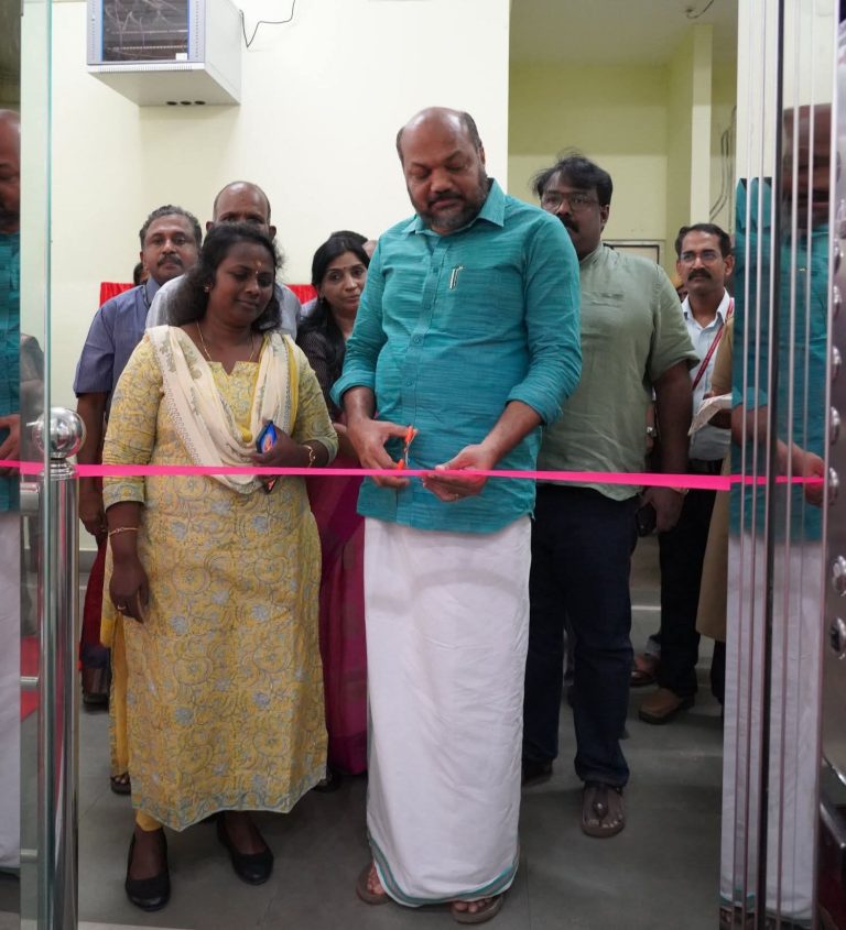 എറണാകുളം മെഡിക്കൽ കോളേജിലെ  ഗ്ലാസ് ലിഫ്റ്റ്  ഉദ്ഘാടനം ചെയ്തു