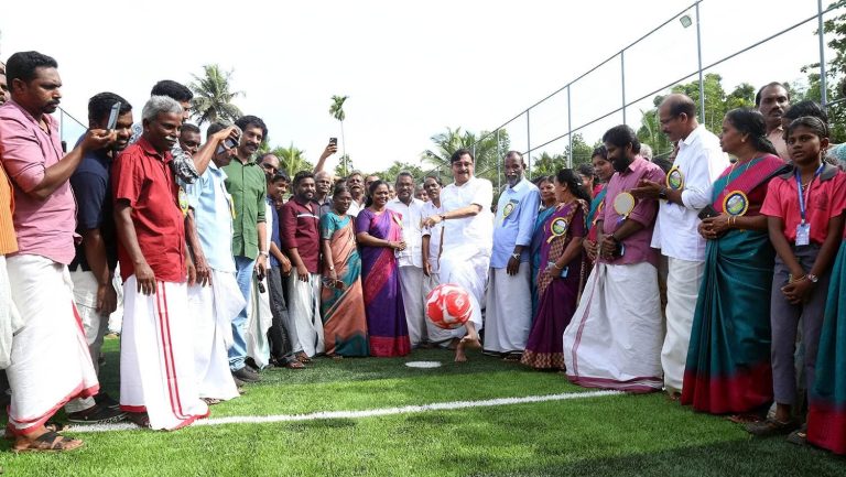 അക്കരപ്പാടം ഫുട്‌ബോൾ ടർഫ് നാടിന് സമർപ്പിച്ചു