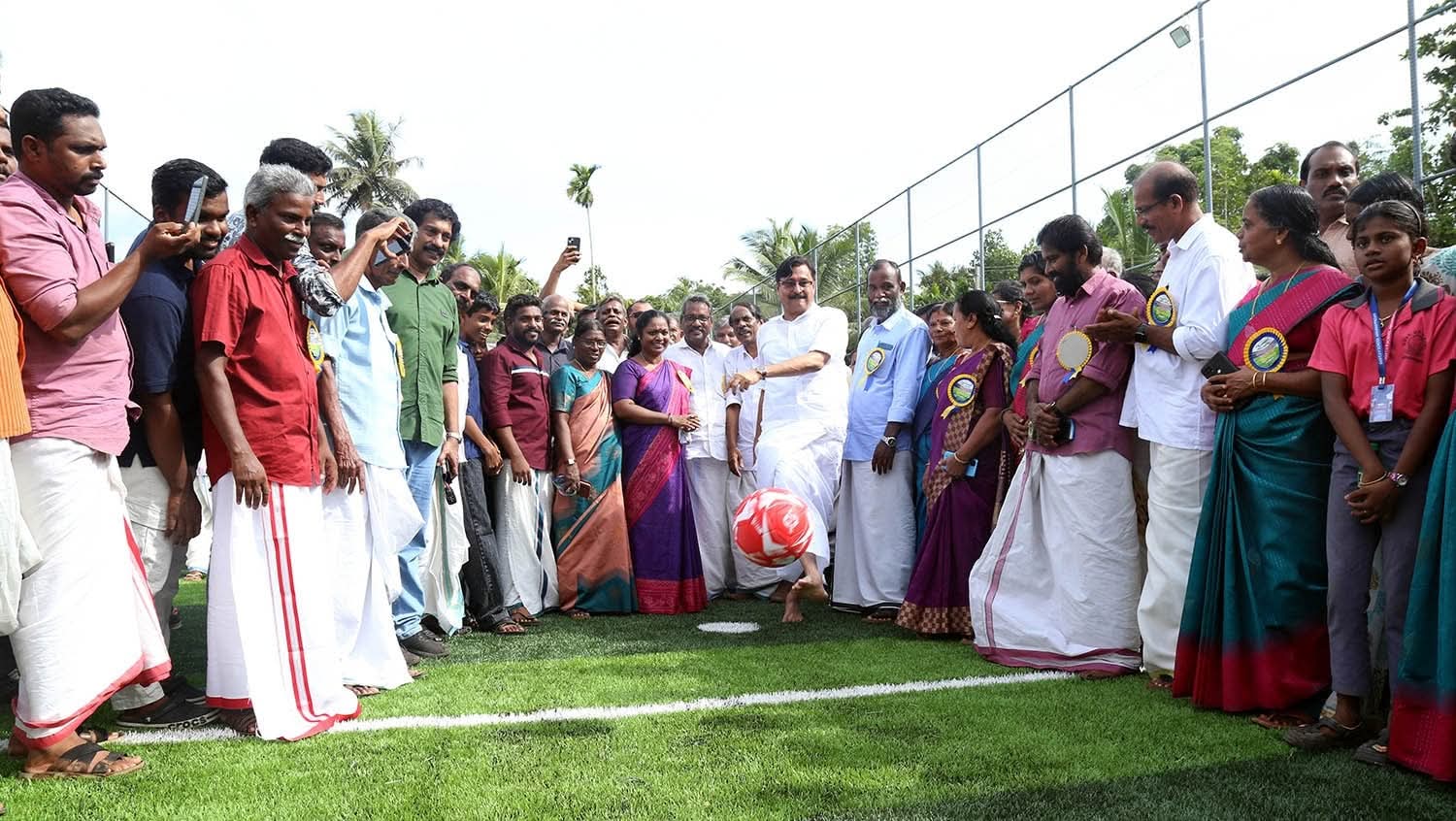 അക്കരപ്പാടം ഫുട്‌ബോൾ ടർഫ് നാടിന് സമർപ്പിച്ചു