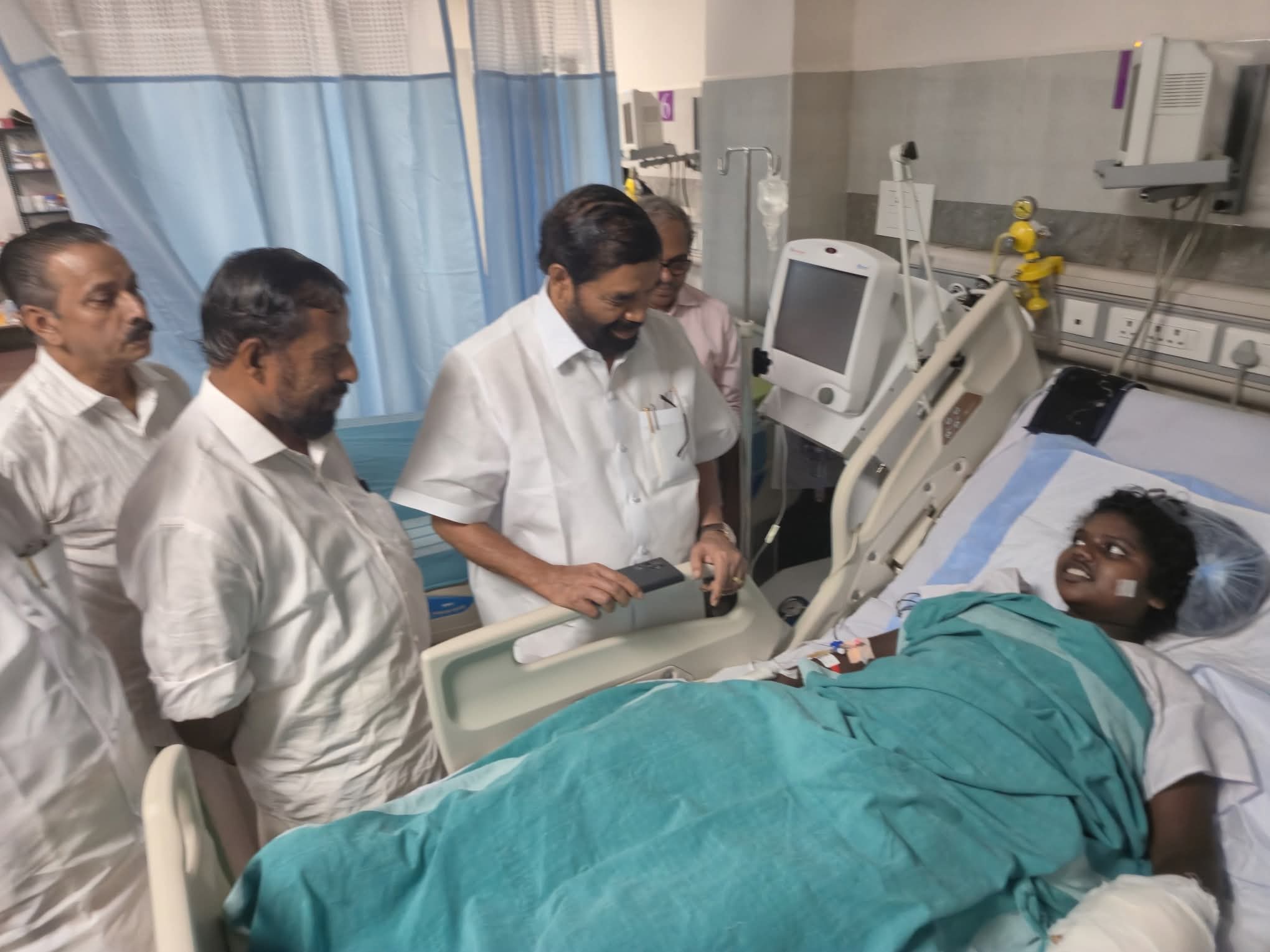 നവമിയെയും അലീനയെയും ആശുപത്രിയിൽ സന്ദർശിച്ച് മന്ത്രി വി.എൻ. വാസവൻ