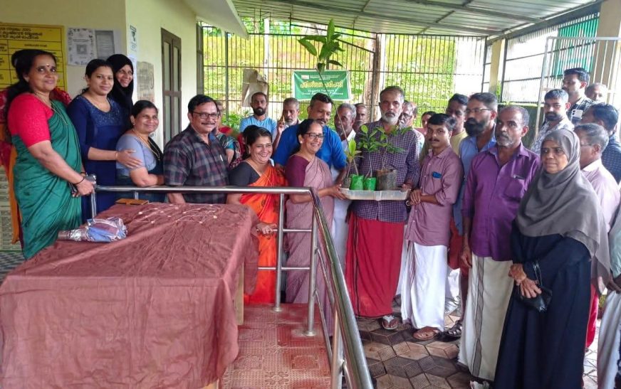 ഫല വൃക്ഷ തൈ വിതരണം ചെയ്തു