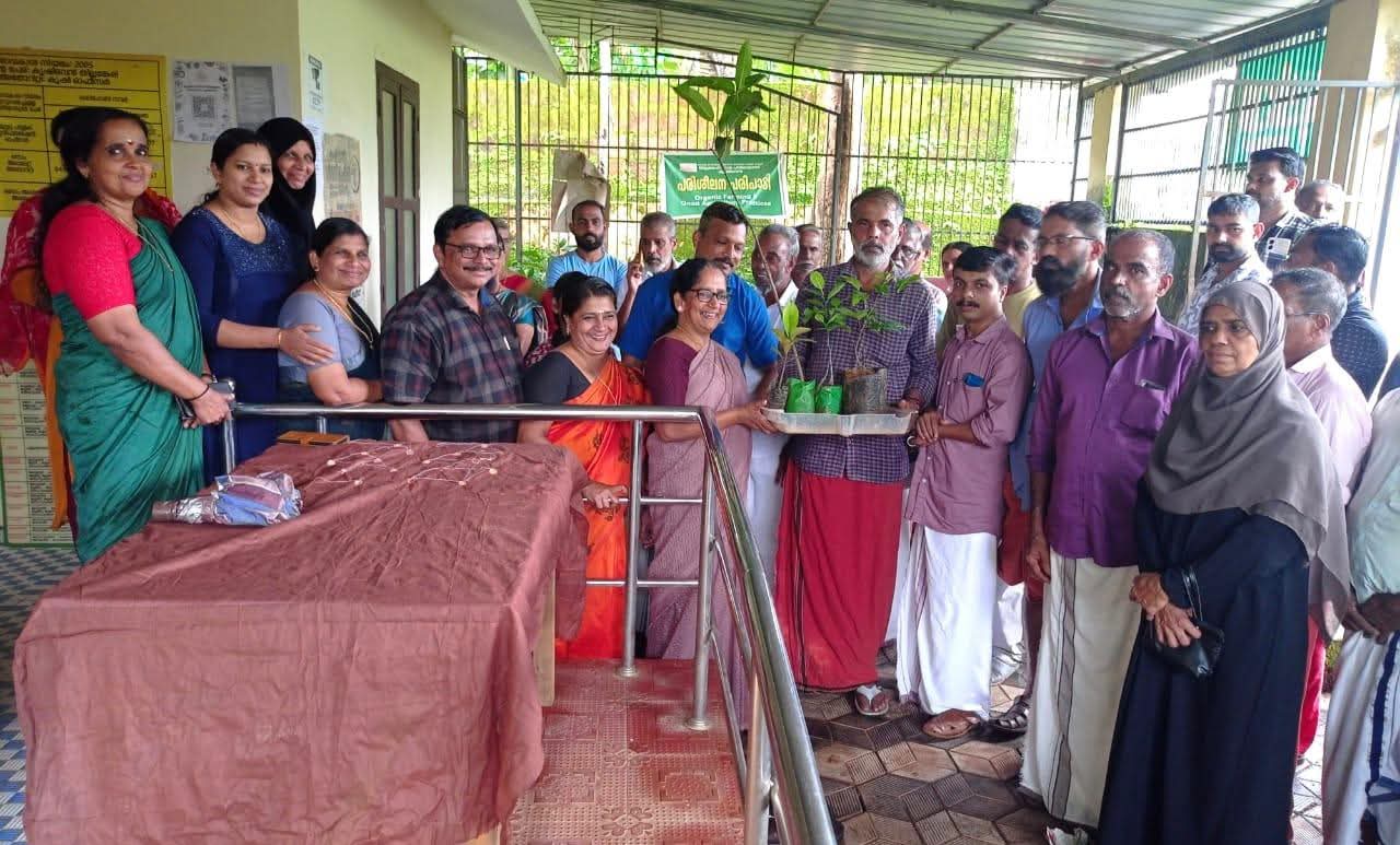 ഫല വൃക്ഷ തൈ വിതരണം ചെയ്തു