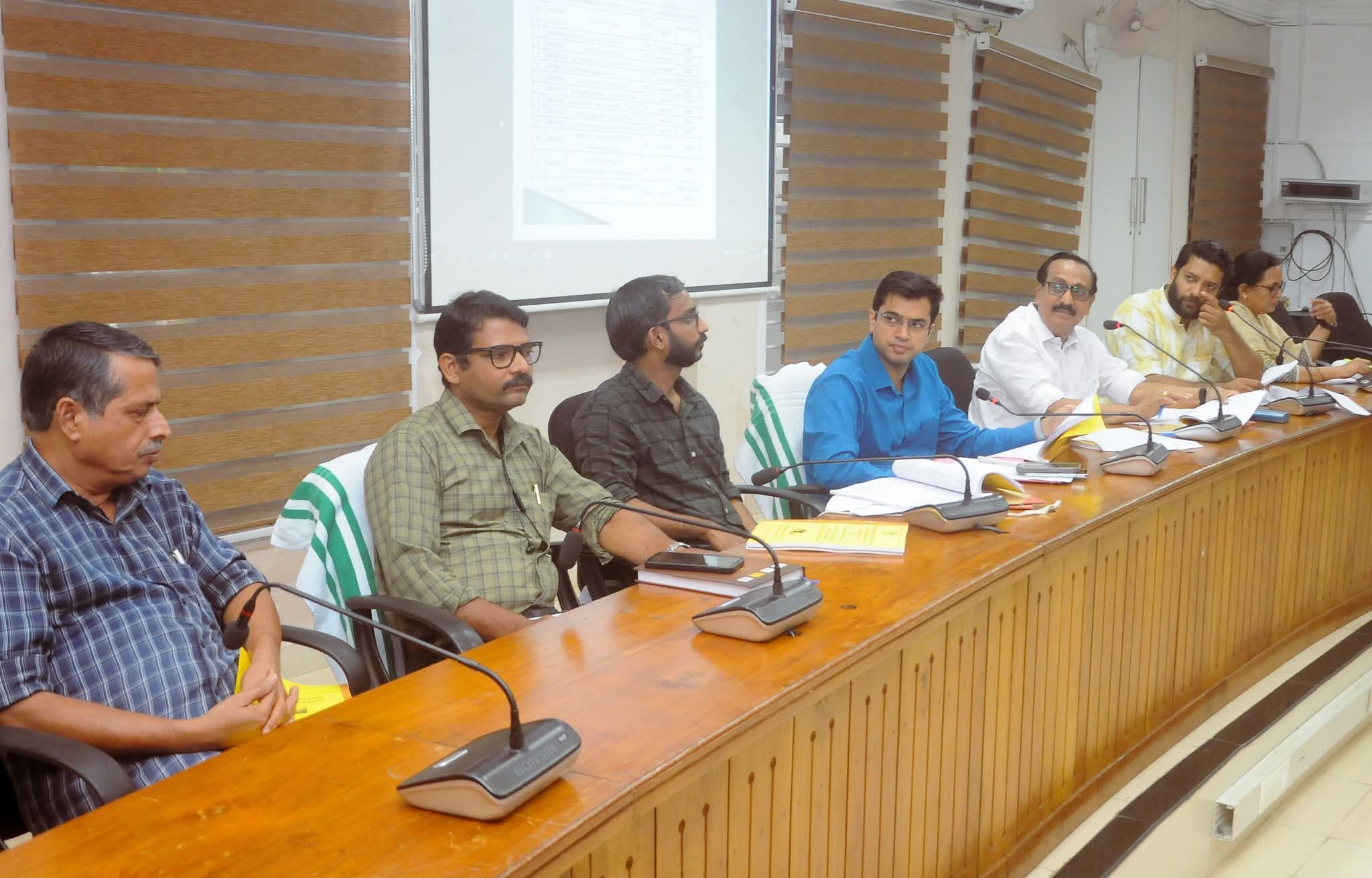 റോഡുകളുമായി ബന്ധപ്പെട്ട പ്രശ്‌നങ്ങള്‍ പരിഹരിക്കാന്‍ എല്ലാ മാസവും യോഗം ചേരണമെന്ന് എം കെ രാഘവന്‍ എംപി