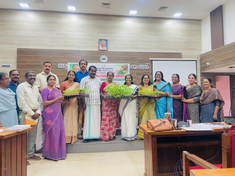 ഓണം കളറാക്കാൻ ജില്ലാ പഞ്ചായത്ത്; പച്ചക്കറി വിത്തും ചെണ്ടുമല്ലിത്തൈ വിതരണവും നടത്തി