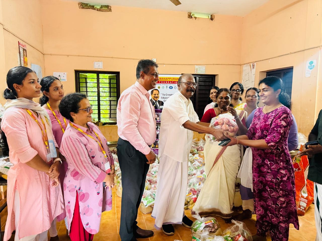 ദുരിതാശ്വാസ ക്യാമ്പിലേക്ക് ഭക്ഷ്യധാന്യങ്ങളും – പല വ്യഞ്ജനങ്ങളും കൈമാറി മണപ്പുറം ഫൗണ്ടേഷൻ